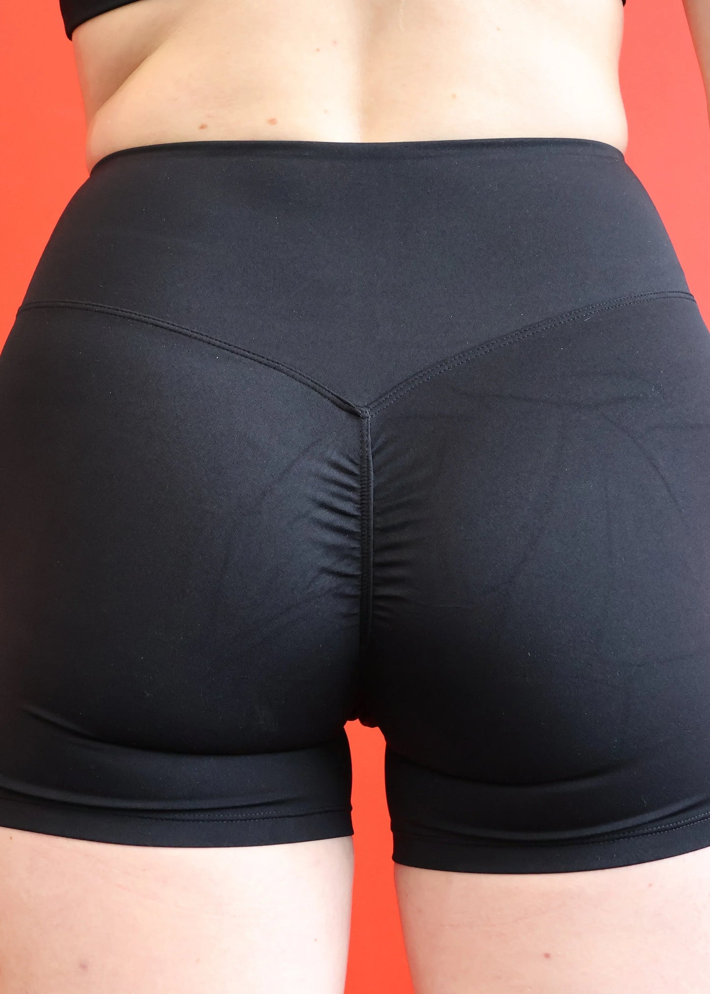 Détail arrière short femme NYX Phoenix Barbell noir tissu gainant