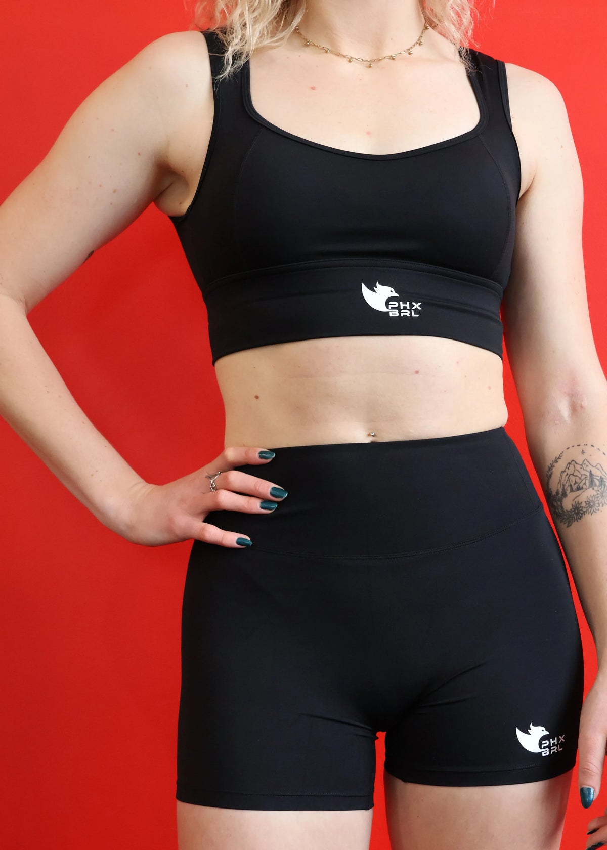 Short femme NYX Phoenix Barbell noir porté vue face maintien confortable