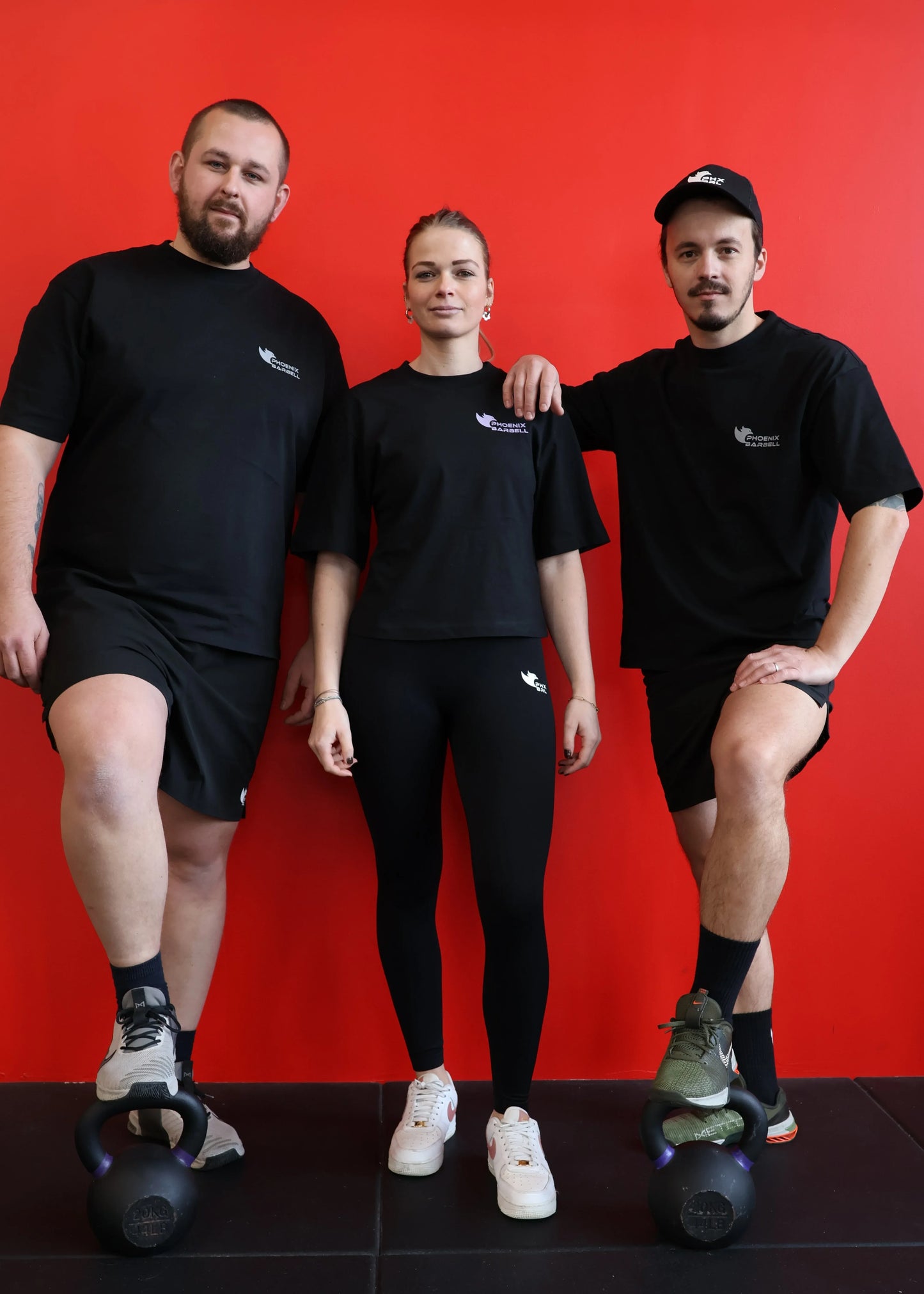 T-shirt homme HADES Phoenix Barbell porté en groupe, vue de face