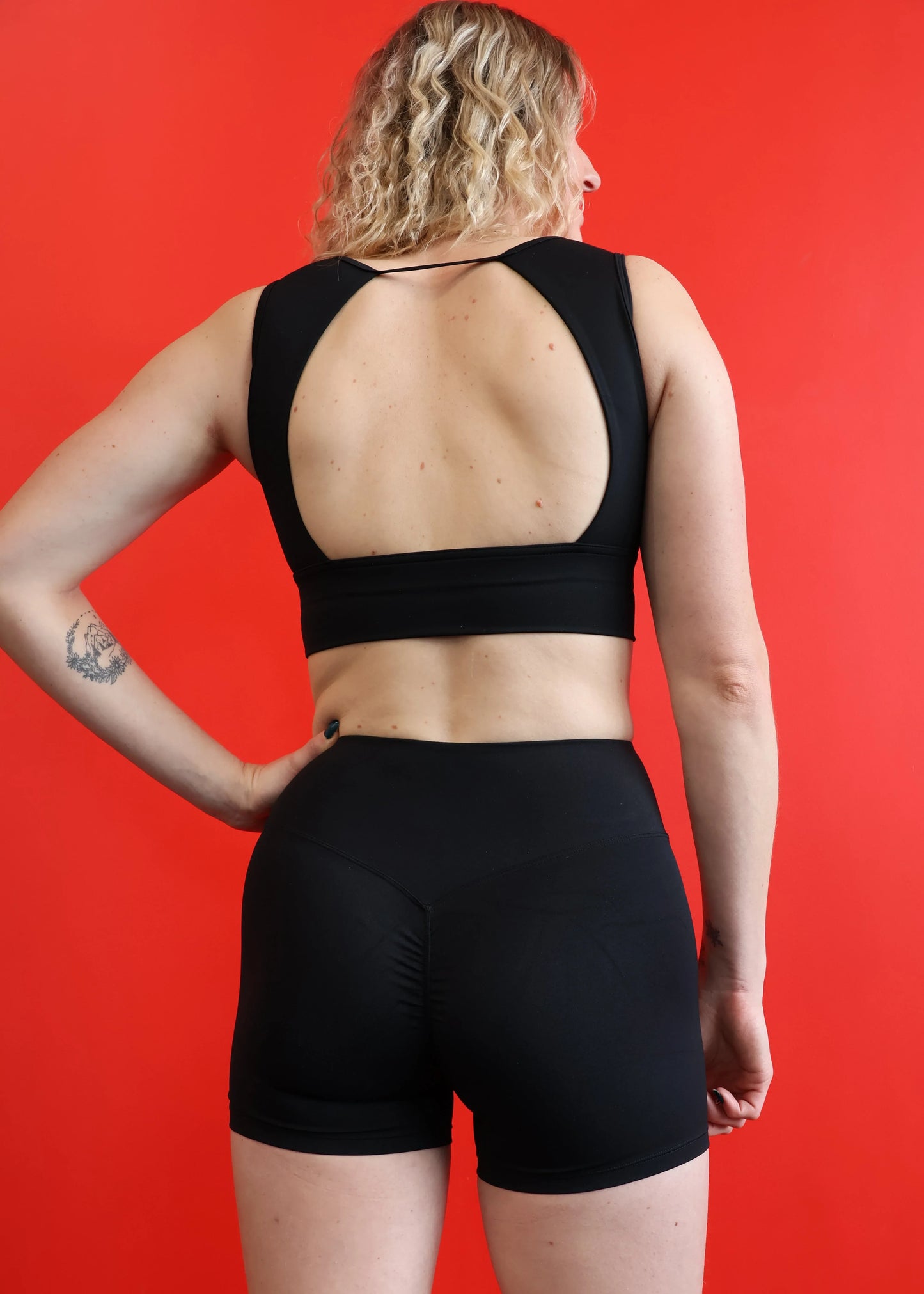 Short femme NYX Phoenix Barbell noir vue dos taille haute coupe ajustée
