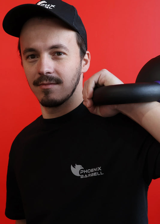 Détail logo PHX BRL sur T-shirt homme HADES Phoenix Barbell