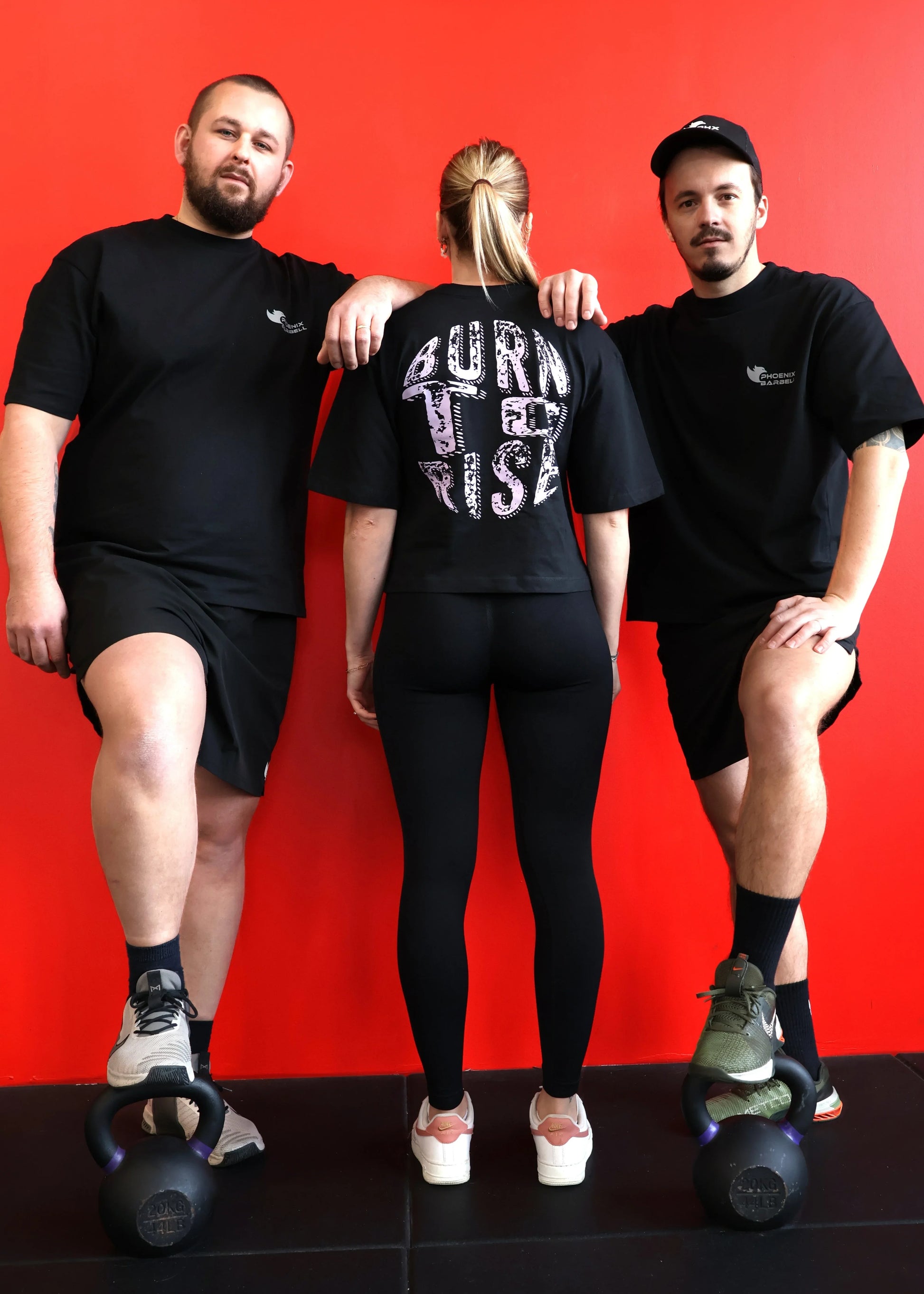 T-shirt femme EMBERIA Phoenix Barbell porté en groupe à l’entraînement